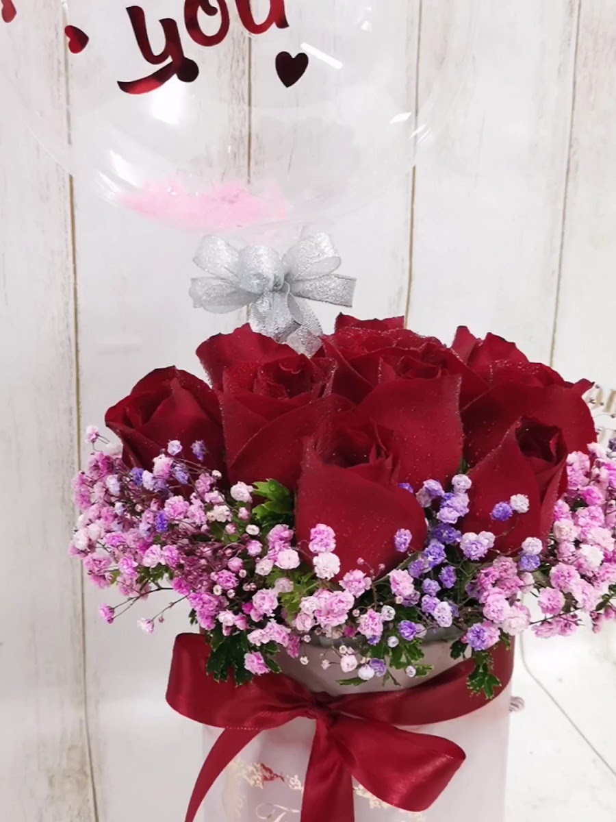 Red rose and baby's breath balloon gift box
